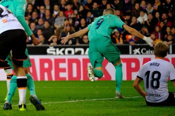 Courtois bliski gola i uratowania remisu Realowi z Valencią. Ostatecznie zrobił to Benzema (VIDEO)!